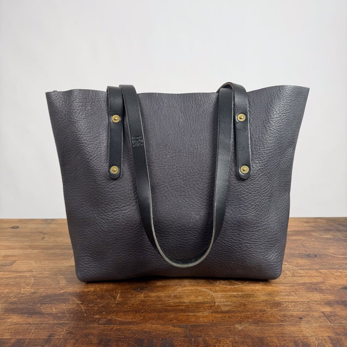 AVERY LEATHER TOTE BAG - MEDIUM - GRAY - BLACK STRAPS - HIDDEN SNAPS - BRASS RIVETS - 11" DROP - NEARLY PERFECT - IN STOCK