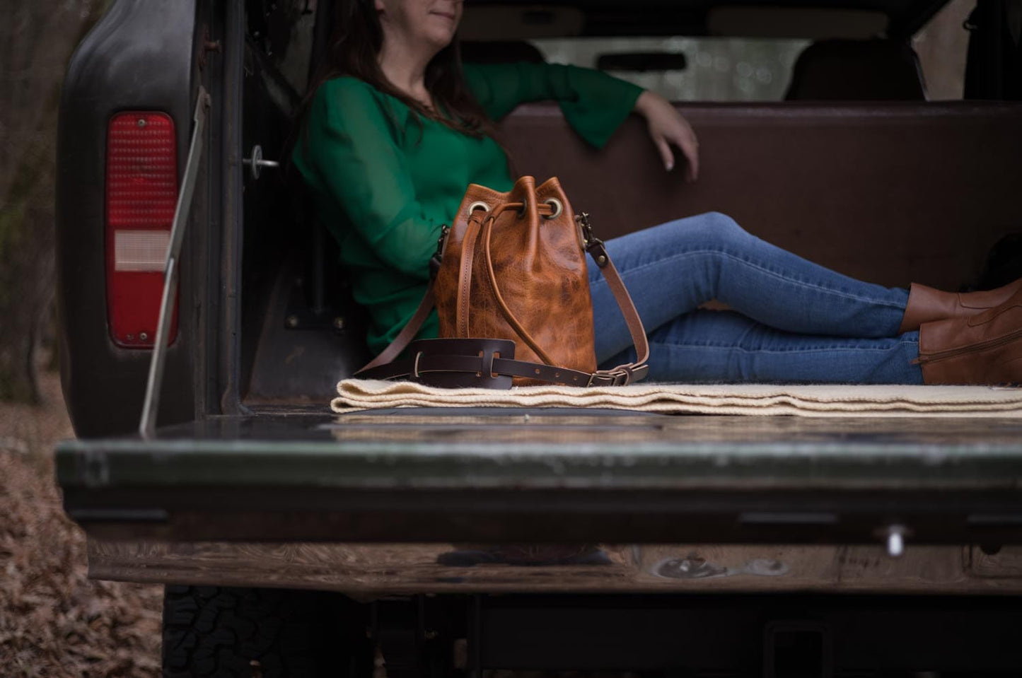 LEATHER BUCKET BAG - MEDIUM - JADE