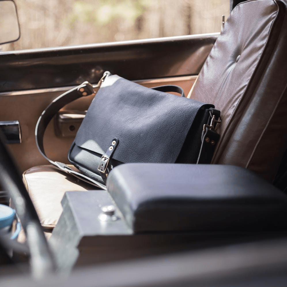 STEPHEN LEATHER MESSENGER BAG - SMALL