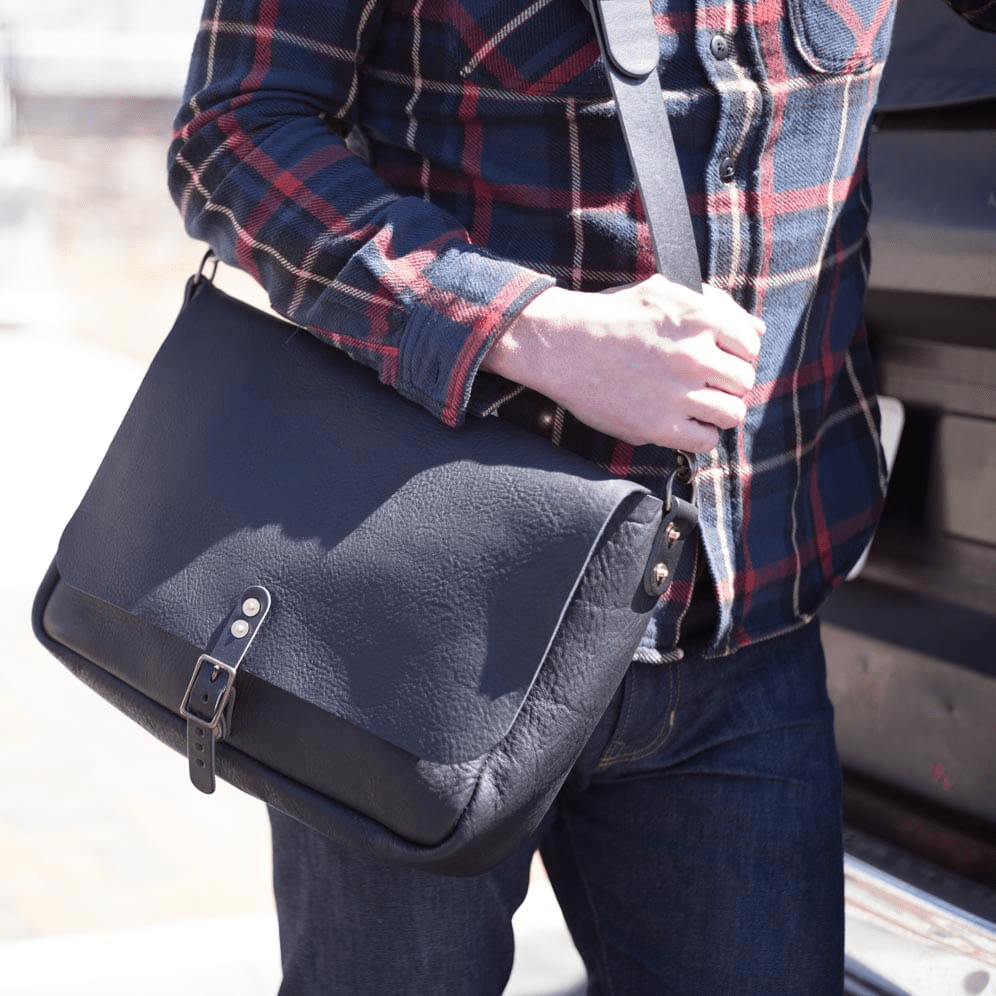 STEPHEN LEATHER MESSENGER BAG - SMALL