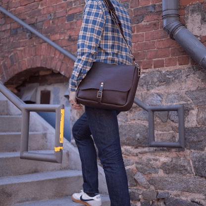 STEPHEN LEATHER MESSENGER BAG - SMALL