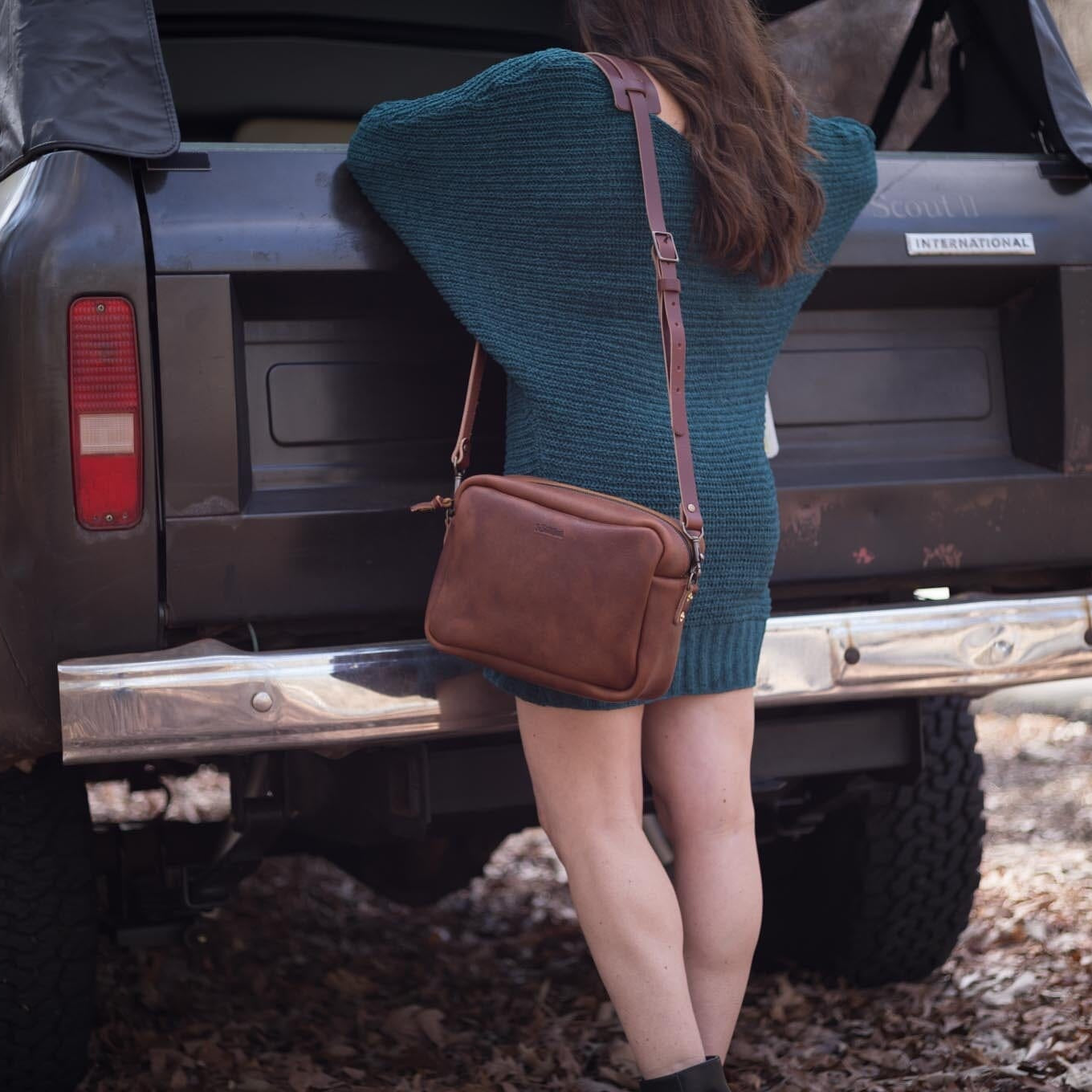 SARAH LEATHER CROSSBODY - MEDIUM - RAVEN