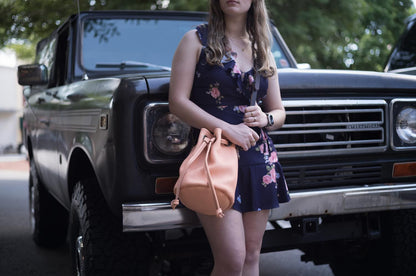 LEATHER BUCKET BAG - MEDIUM - PEACH FUZZ