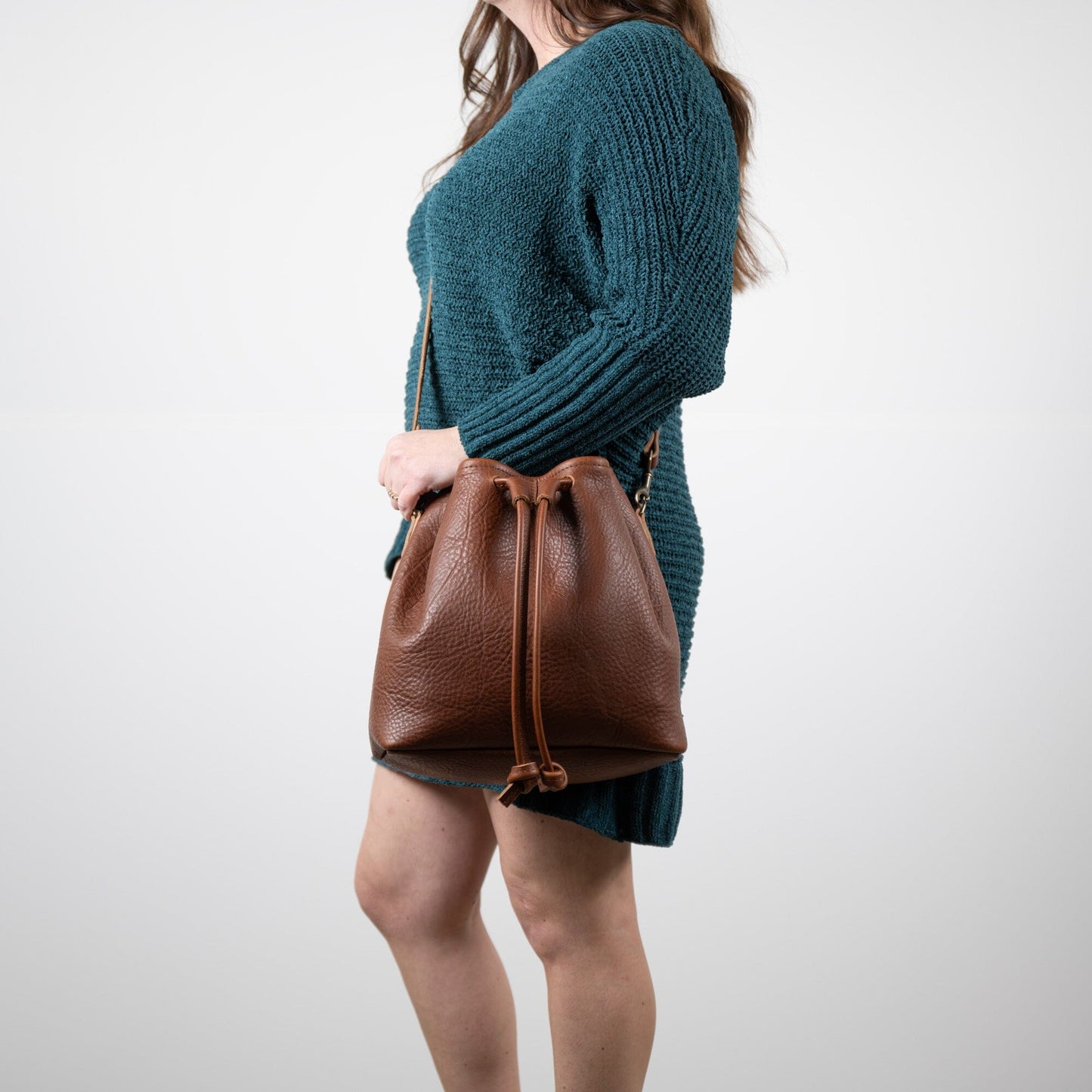 ABBY LEATHER BUCKET BAG - SADDLE