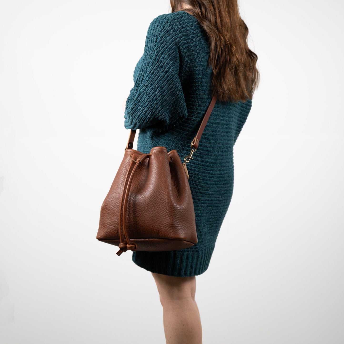 ABBY LEATHER BUCKET BAG - SADDLE