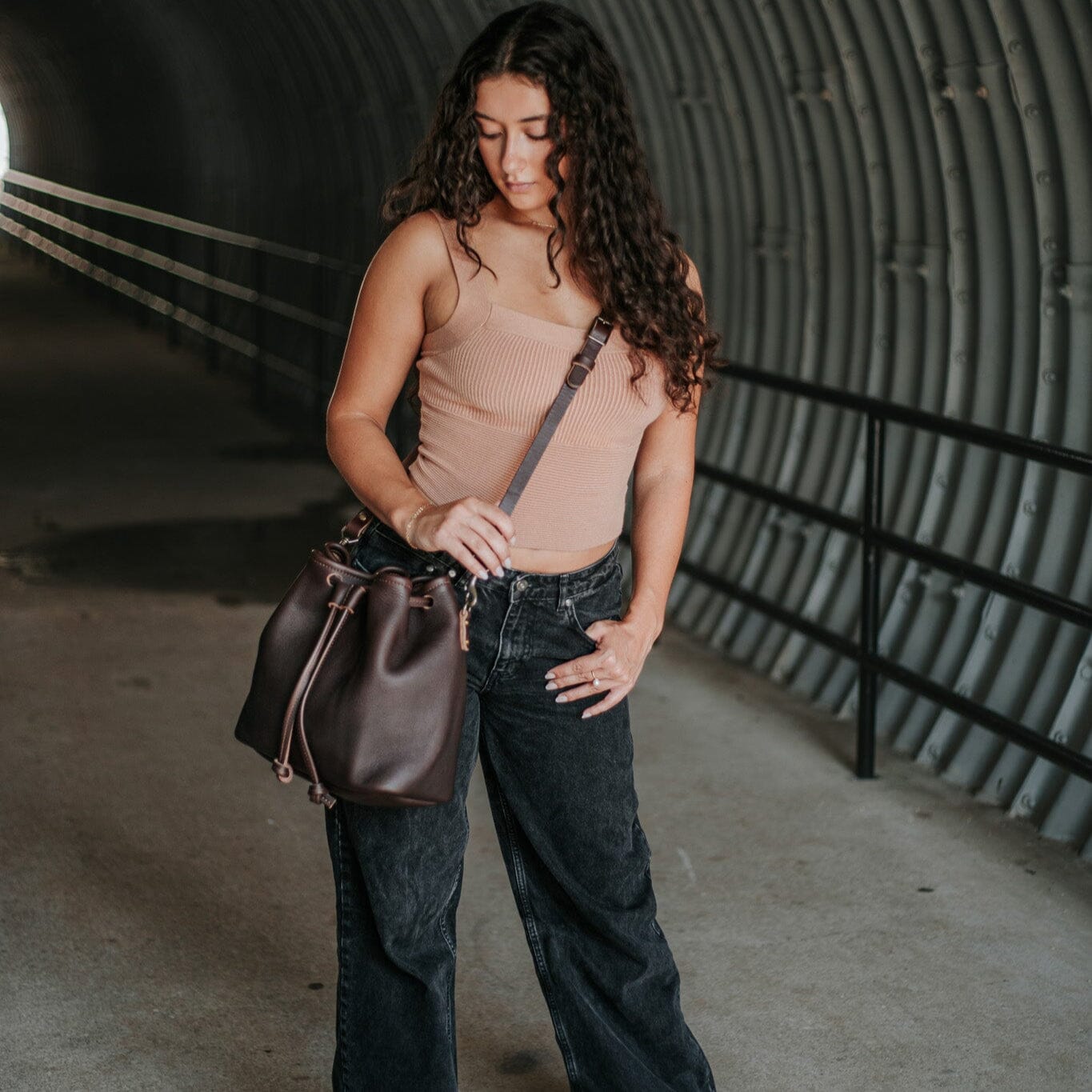 ABBY LEATHER BUCKET BAG - MOCHA