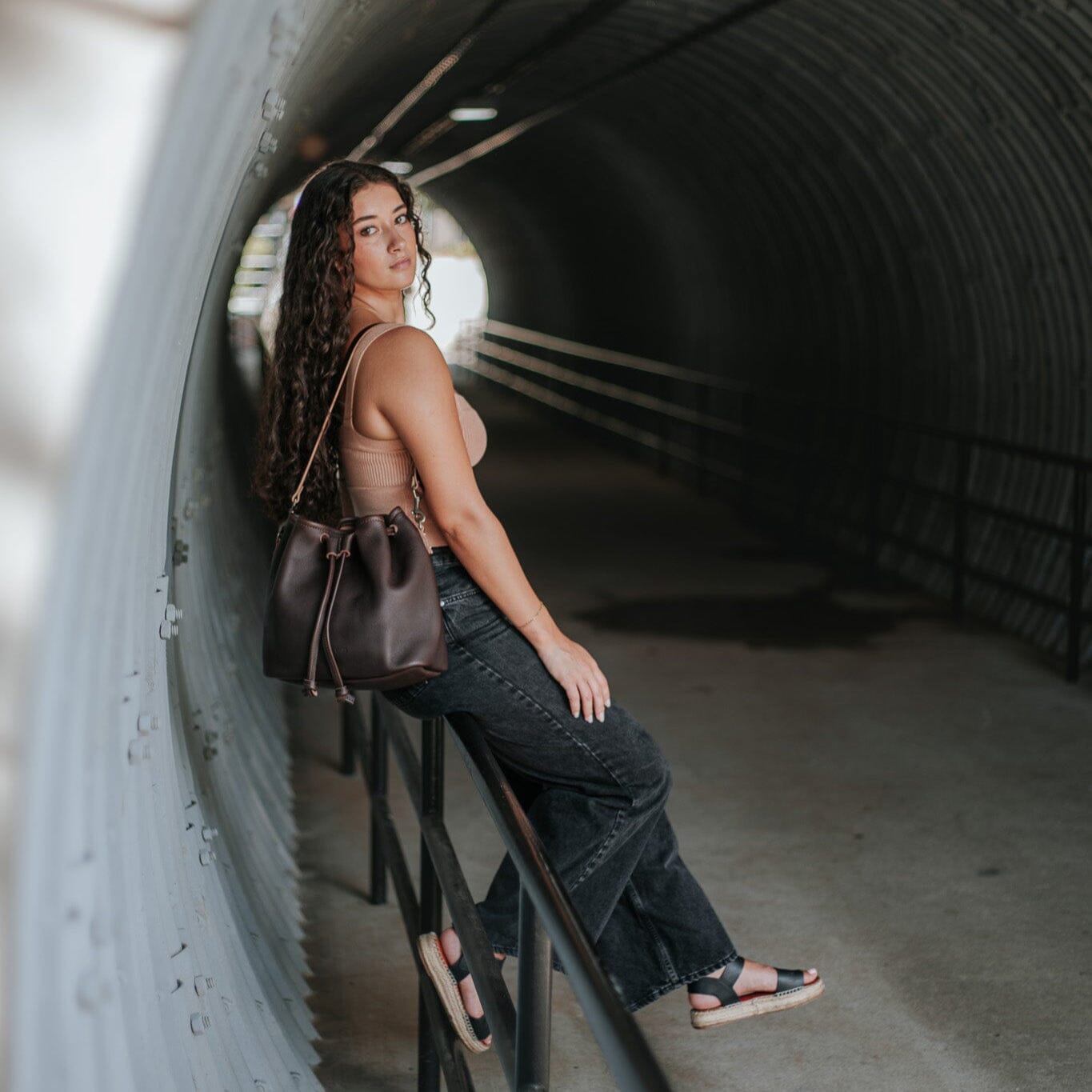 ABBY LEATHER BUCKET BAG - MOCHA