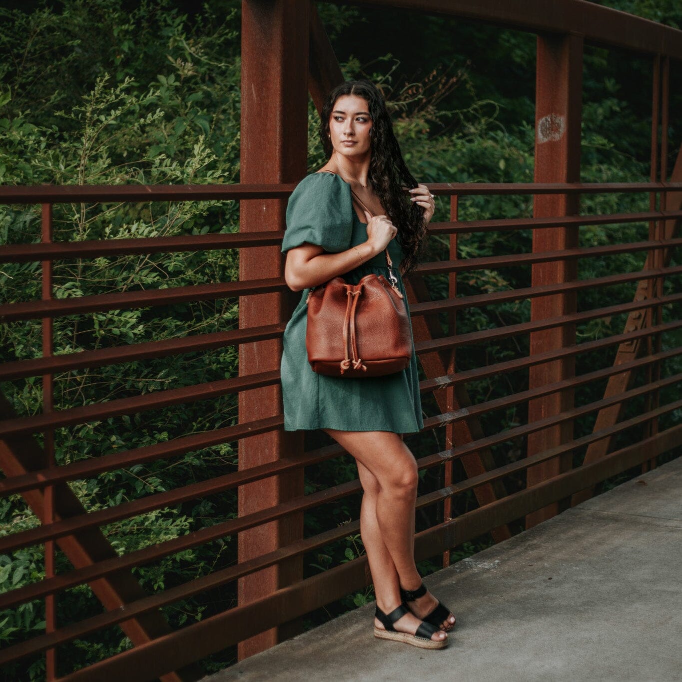 ABBY LEATHER BUCKET BAG - SADDLE