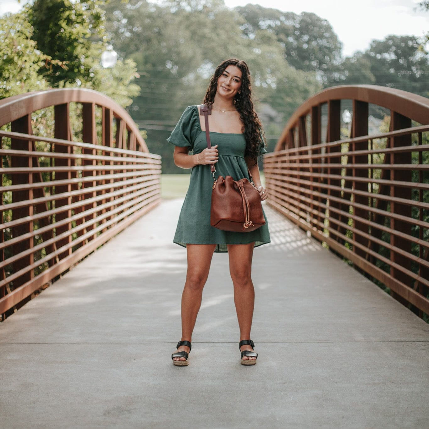 ABBY LEATHER BUCKET BAG - SADDLE