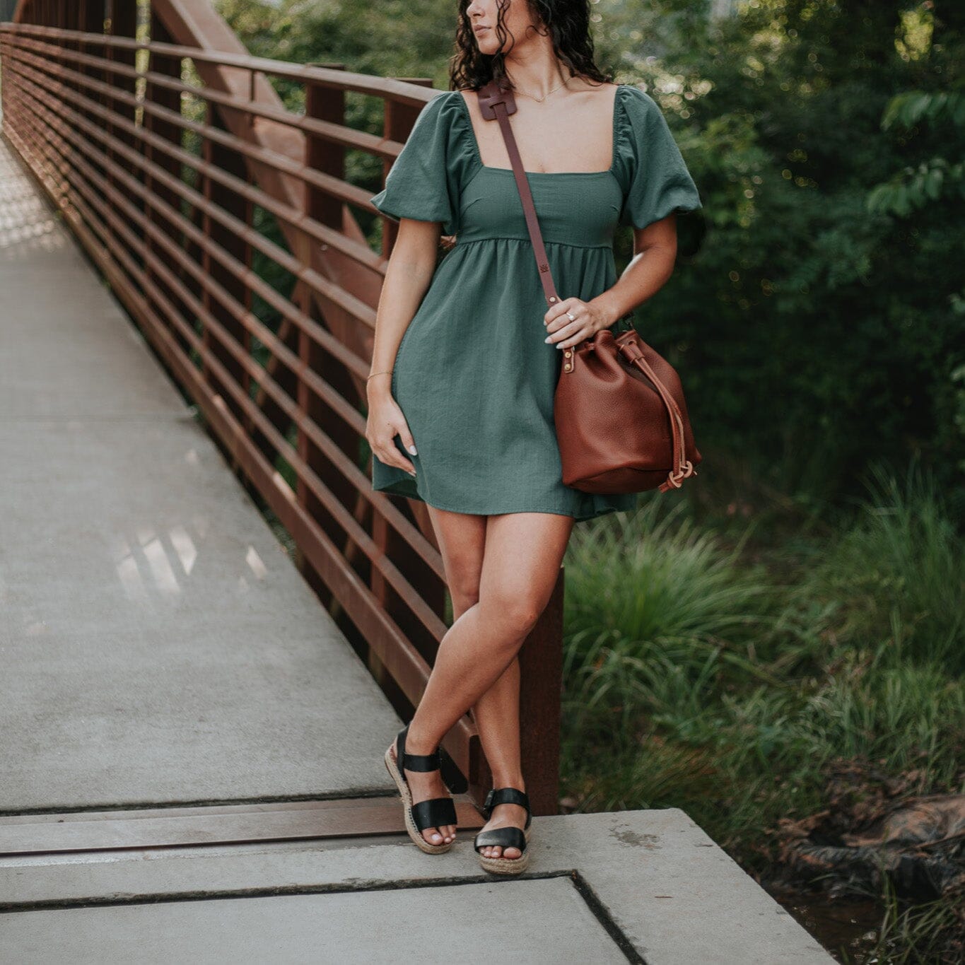 ABBY LEATHER BUCKET BAG - SADDLE