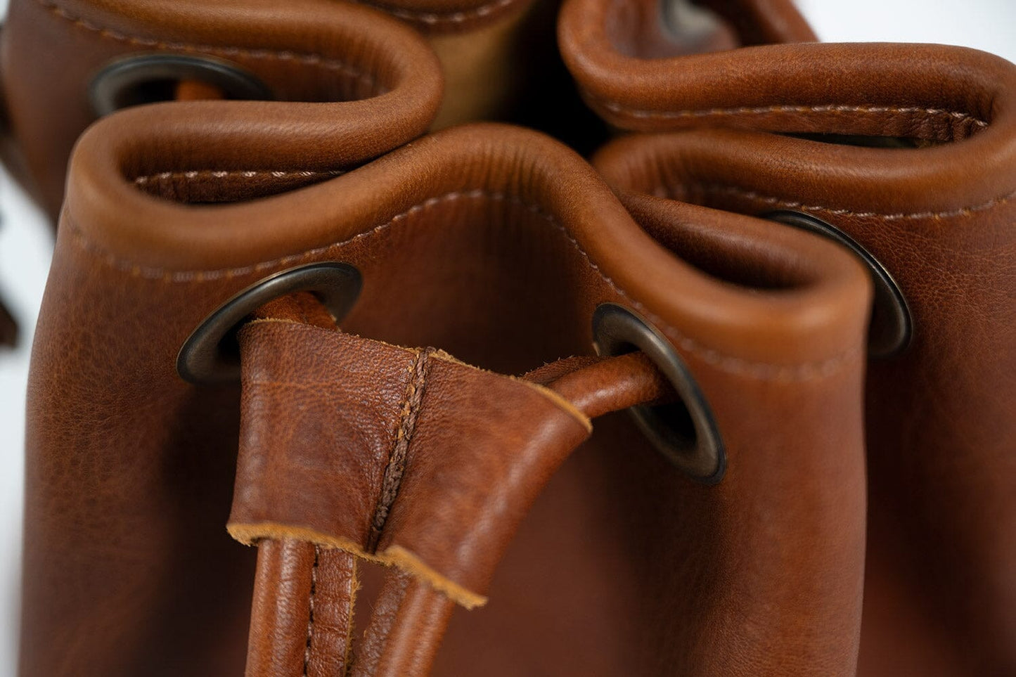 LEATHER BUCKET BAG - SMALL - CHERRY BISON