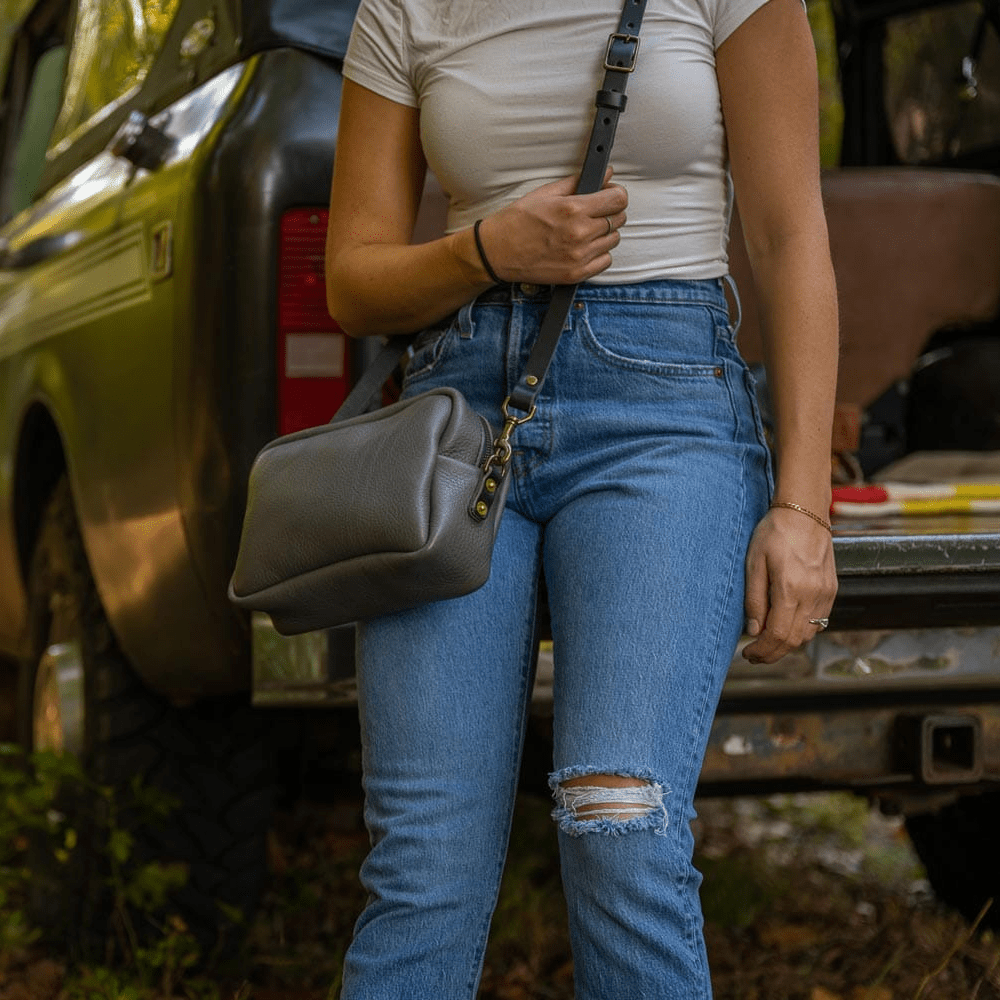 SARAH LEATHER CROSSBODY - LEAD GRAY